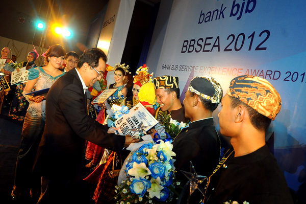  FOTO: Apresiasi Kinerja Karyawan, Bank BJB Gelar Service Excellence Award 2012