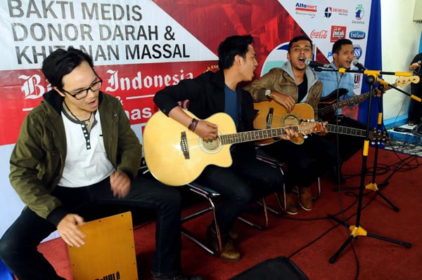  FOTO: Band Alea Hibur Partisipan Donor Darah Bisnis Indonesia