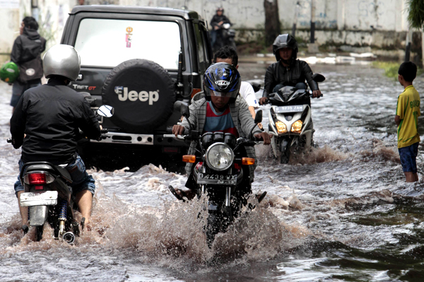  FOTO: Sungai Citarum Meluap Rendam Kawasan Industri Dayeuhkolot