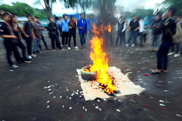  FOTO: Mahasiswa Bakar Boneka Pocong SBY Tuntut Mundur SBY-Boediono