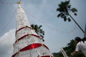  Pohon Natal Gereja St Theresia Ini Dibangun Dari Sampah