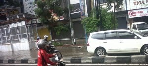  BANJIR CILEUNCANG: Jalan Ahmad Yani Dekat Jaya Plaza Jadi Sungai Dadakan