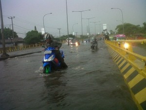  BANJIR: Flyover Pegambiran Cirebon Digenangi Air, Kendaraan Terjebak