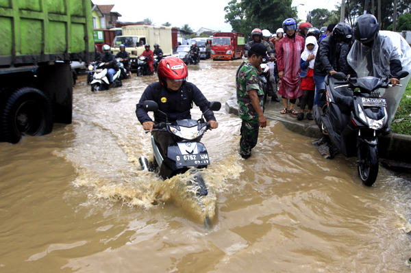  FOTO: Banjir Lumpuhkan Rancaekek Bandung