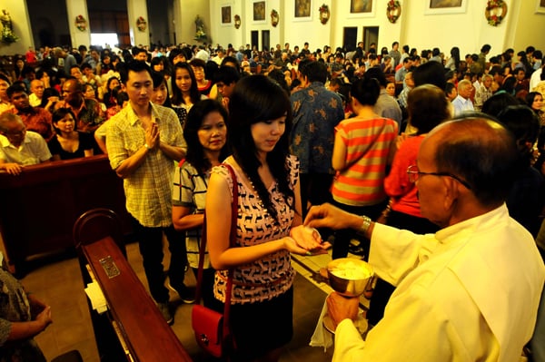  FOTO: Ribuan Umat Katolik Ikuti Misa Natal di Katedral Bandung