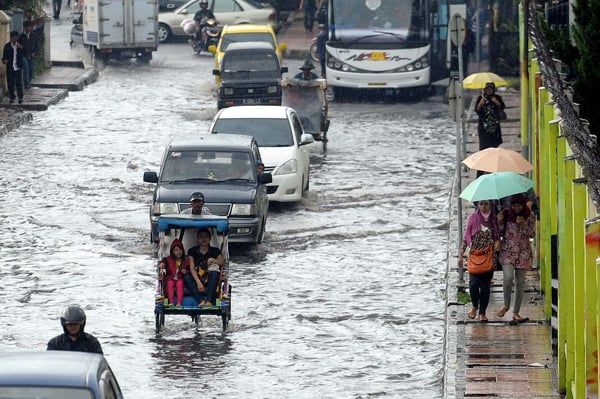  FOTO: Hujan Deras, Drainase Buruk, Kota Bandung dikepung Banjir