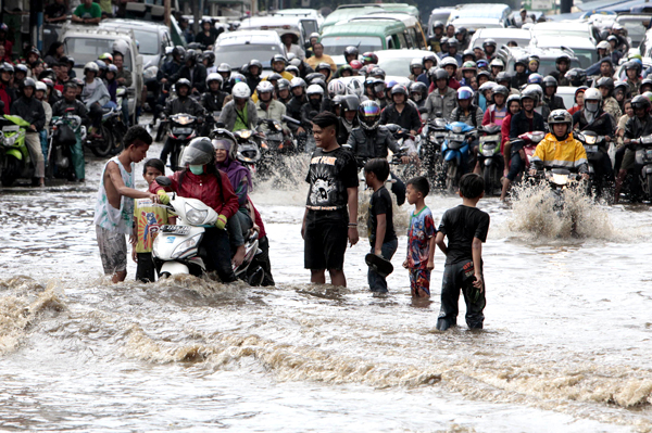  FOTO: Sepeda Motor Terseret Arus Banjir di Jalan Pasirkoja