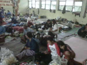  BANJIR BANDUNG: Warga di GOR Inkanas Baleendah Butuh Bantuan Logistik