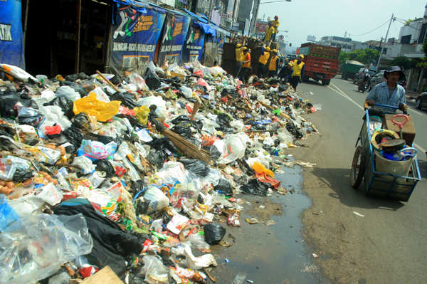  FOTO: Tumpukan Sampah di TPS Kota Bandung Makin Menggunung