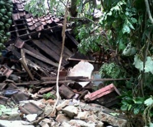  LONGSOR: 12 Rumah di Kabupaten Kuningan Tertimbun Tanah