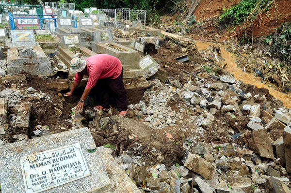  FOTO: Puluhan Makam di TPU Cikutra Hancur Diterjang Banjir