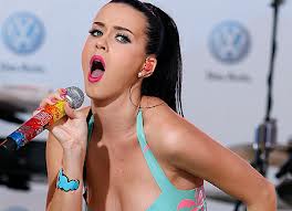  KATY PERRY Kejutkan Fans di Pesawat