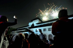  TAHUN BARU: Bandung Dikunjungi Orang Pacaran Hingga Shopping