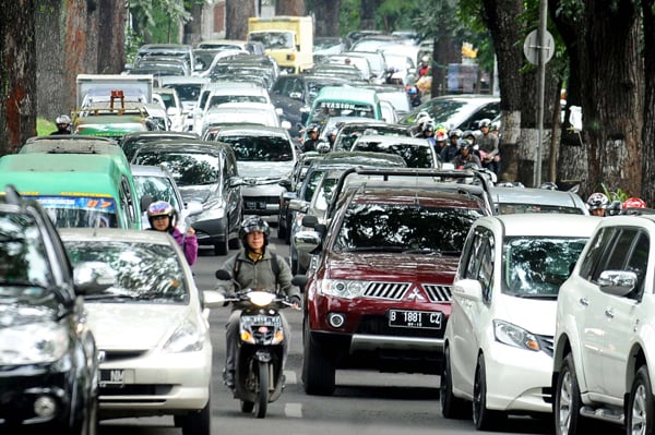  FOTO: Jelang Malam Pergantian Tahun, Jalan Protokol di Bandung Macet