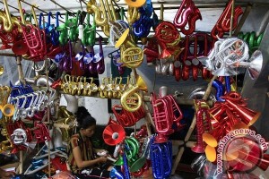  TAHUN BARU: Pedagang Terompet Merugi Puluhan Juta Rupiah