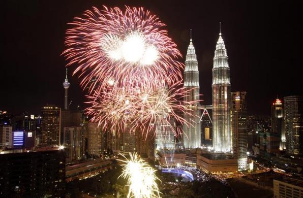  FOTO: Pesta Kembang Api di Petronas Malaysia
