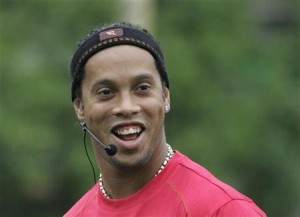  BINTANG SEPAKBOLA: Ronaldinho Ingin Bermain Di Piala Dunia 2014