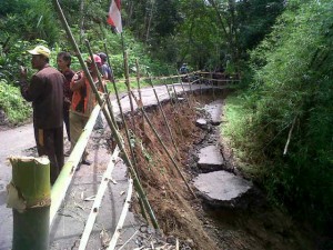  LONGSOR: Akses Jalan Salajambe Kab. Kuningan Terputus 