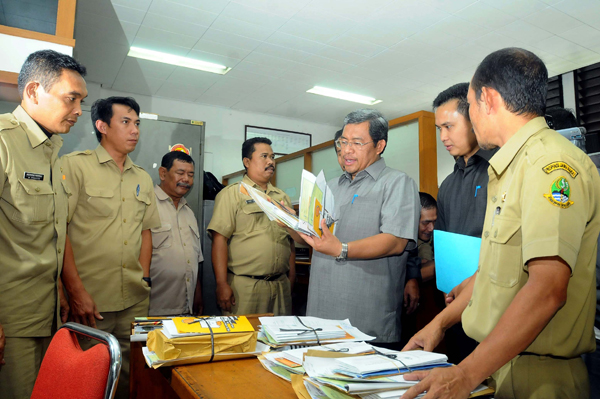  FOTO: Hari Pertama 2013, Kehadiran PNS Gedung Sate 100%