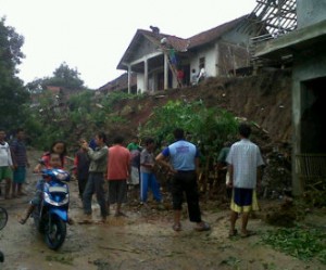  LONGSOR: Tebing di Lebakmekar Cirebon Ambruk