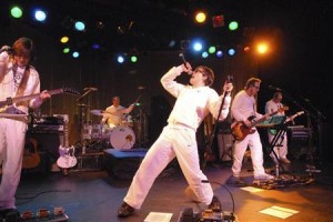  Konser di Jakarta, WEEZER Suguhkan Hits Sepanjang Masa