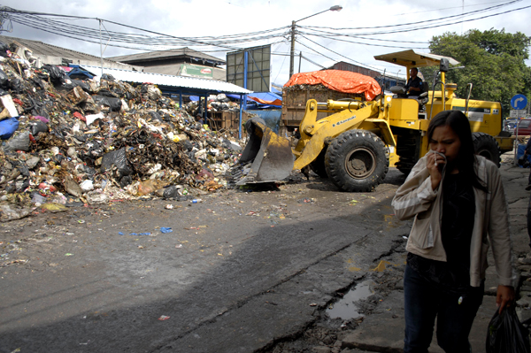  FOTO: Sampah di TPS Sederhana Hampir Tutup Akses Jalan 