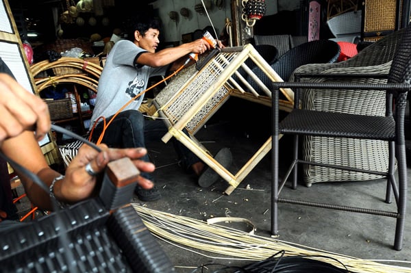  FOTO: Pasokan Minim, Industri Rotan Terancam Gulung Tikar 