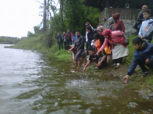  Masyarakat Rancabali Tebar Ikan Mas Beranting di Situ Patengang Juni 2013