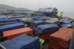  PELABUHAN MERAK: Hindari Macet, Truk Pilih Tempuh Jalur Tembak