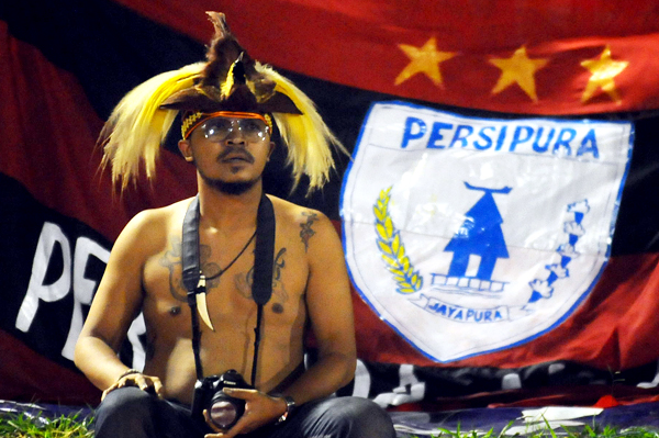  FOTO: Ratusan Suporter Persipura Hadir di Stadion Siliwangi