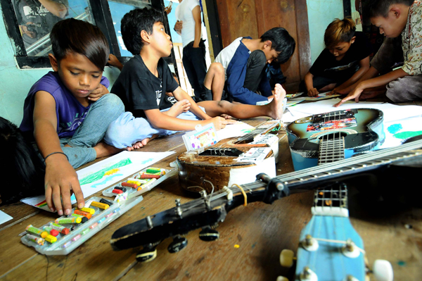  FOTO: Anak Jalanan Belajar Melukis di Dago Bengkok