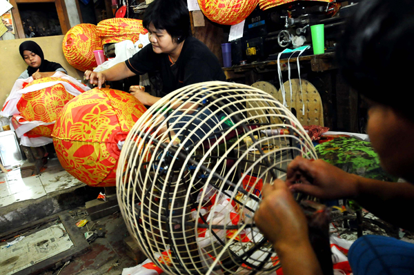  FOTO: Jelang Imlek, Permintaan Lampion Naik  