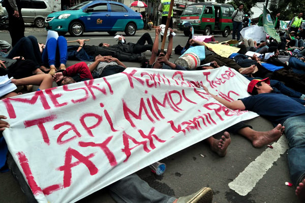  FOTO: Aksi Tiduran PKL di Jalan Tolak Perwal Kota Bandung