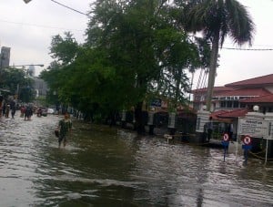  JAKARTA BANJIR: Karyawan Terhambat Pergi ke Kantor