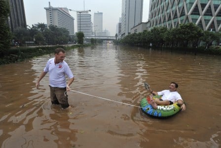  FOTO: 2 Bule Bermain Air Saat Banjir Kepung Jakarta 