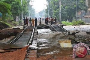  JAKARTA BANJIR: Perjalanan via Kereta Belum Normal  