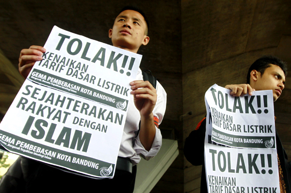  FOTO: Mahasiswa Demo Tolak Penaikan TDL