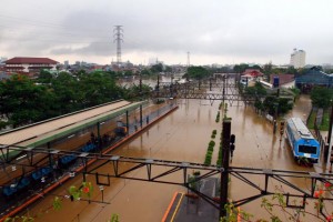  JAKARTA BANJIR: Penumpang KA Jabodetabek Anjlok 50%