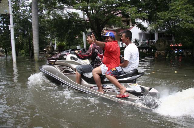  JAKARTA BANJIR: Jet Ski di Perumahan Elit Jakarta