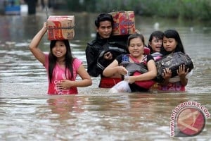  BANJIR KARAWANG: Warga Mulai Bersih-bersih