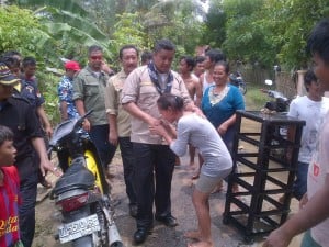  FOTO: Dede Yusuf Kunjungi Korban Bencana Tanggul Citarum Jebol di Batu Jaya Karawang