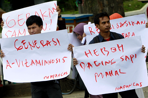  FOTO: Mahasiswa Demo Tuntut Swasembada Sapi di Gedung Sate