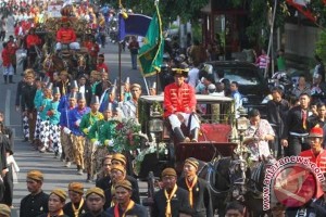  JELANG MAULUD: Keraton Solo Bagi-bagi Telur Asin