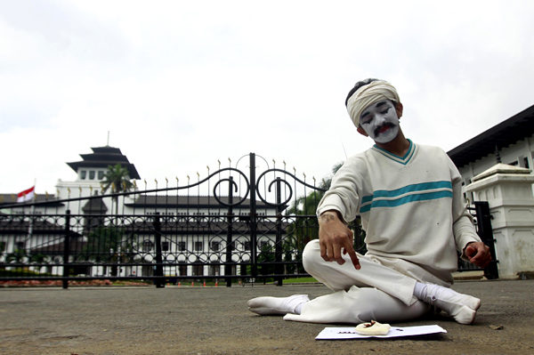  FOTO: Pantomime Peringati Hari Gizi Se-Dunia di Gedung Sate