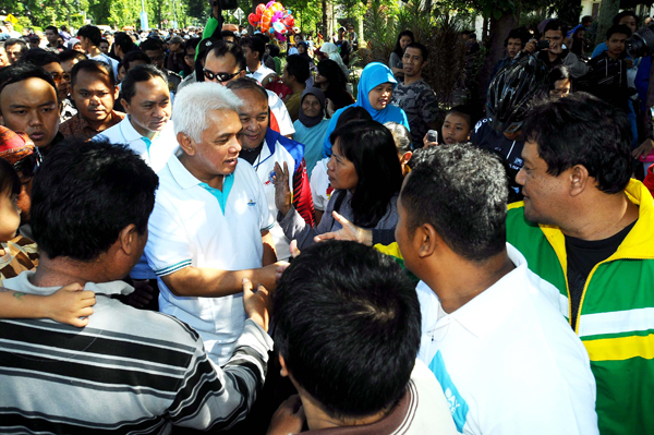  FOTO: Hatta Rajasa Jalan-jalan di CFD Dago