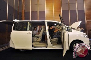  MOBIL BARU: Toyota NAV1 Cium Aspal Bandung