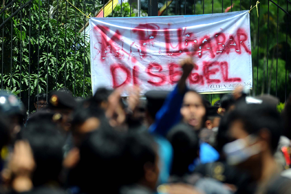  FOTO: Massa PMII Segel Kantor KPU Jabar