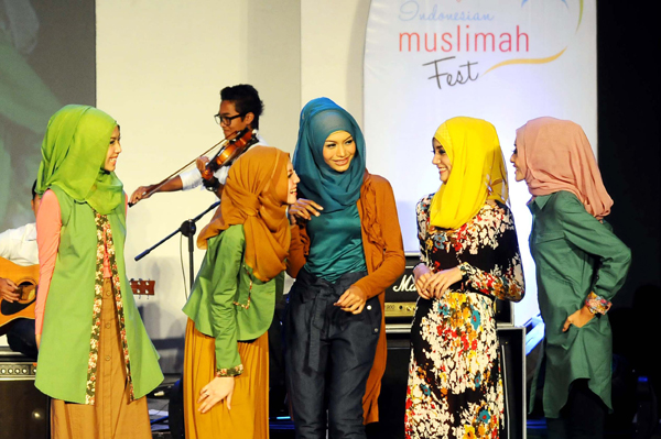  FOTO: Peragaan Busana Muslim "Simply Romantic" Ramaikan Indonesian Muslimah Fest