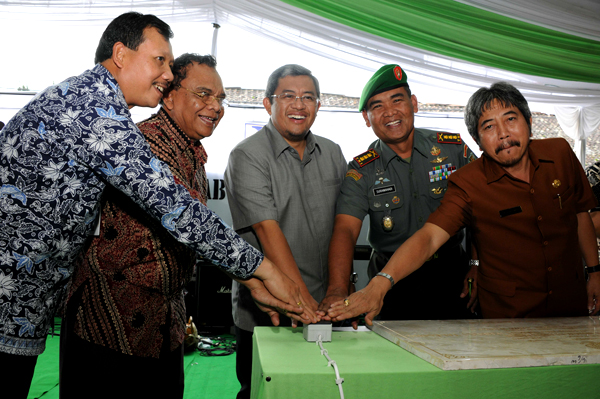  FOTO: Wah, Kang Aher Nyetir Angkot di Pangalengan