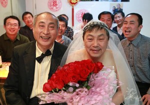  Pasangan Gay Berusia 60 Tahun Akhirnya Menikah di China   